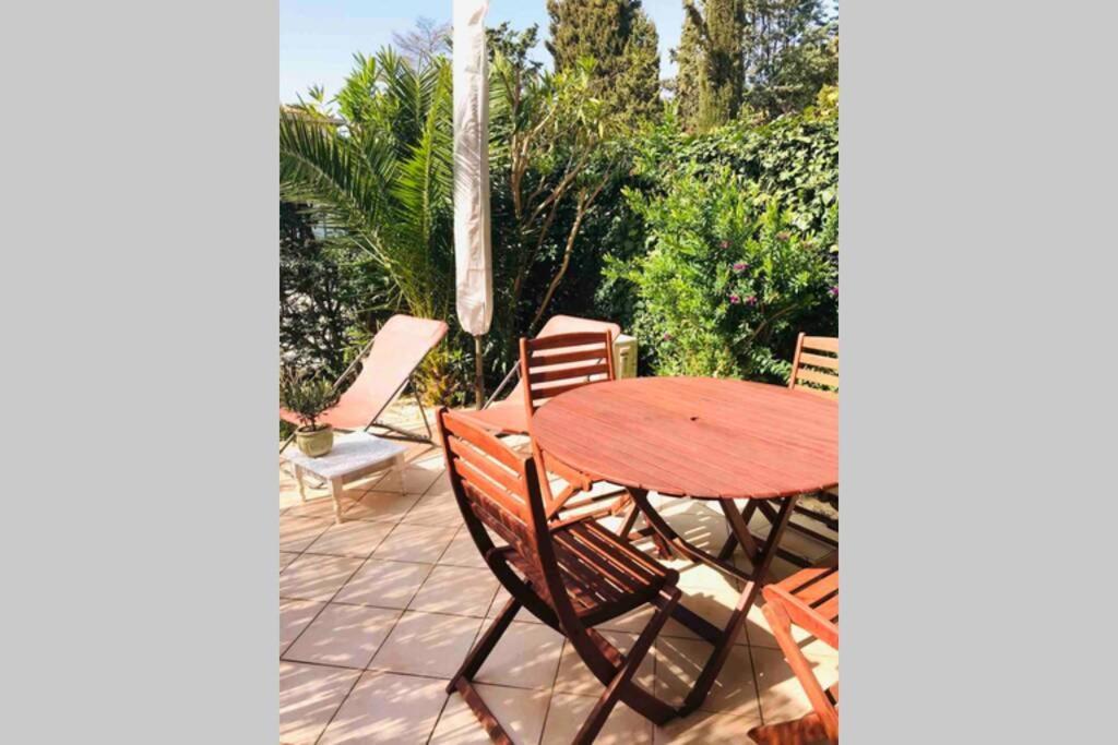 La Petite Pinede Studio Climatise Proche Plage Sanary-sur-Mer Luaran gambar